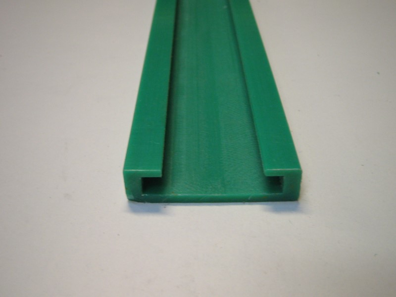 20P20369L2, Profil C - PEHD 1000 grøn, for stålskinne 40x6 L=2000mm